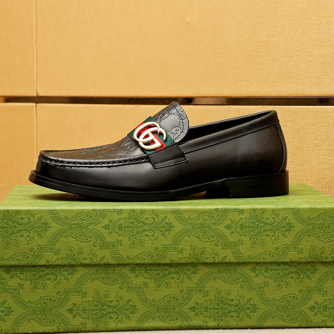 Men's shoes 💰480 💐 Product trademark: GUCCI "Gucci" casual leather shoes Regular size: 38-44 (45.46🉑️customized) Product materials: Selected imported first-layer calfskin embossed upper + luxury hardware buckle, imported water-dyed cowhide leather lining. Strong three-dimensional visual effect, original outsole color: 2 colors available